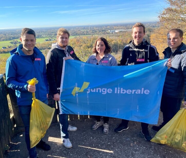 Die JuLis Lengerich bei einer Müllsammelaktion am Lengericher Canyon